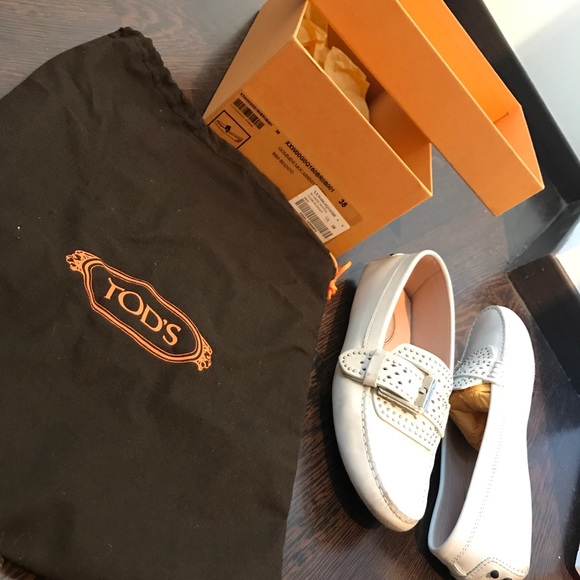 Tod’s Studded Italian White Leather Mocassins - Picture 6 of 8